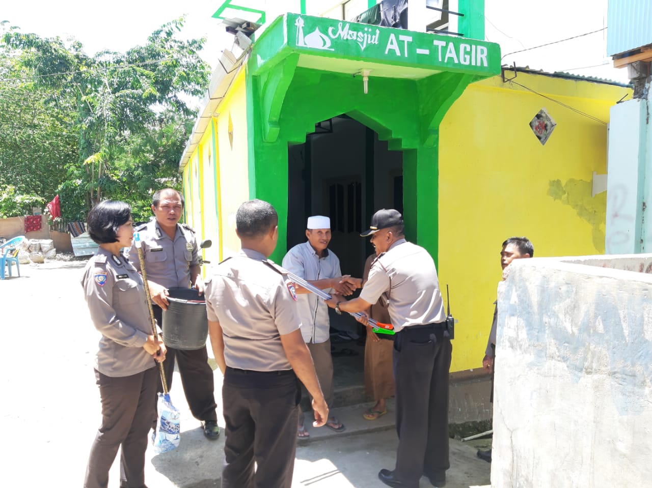 Sat Binmas Polres Mabar Berikan Sarana Kontak Ke Tempat Ibadah, Wujud Kepedulian Polri Dengan Masyarakat.