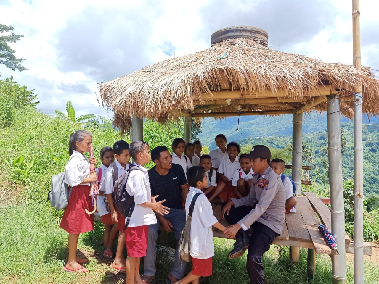 Keceriaan Dan Kedekatan Anak - Anak Sekolah Dasar Dengan Polisi