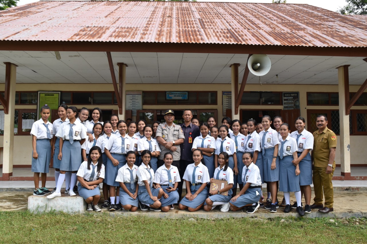 Wakapolres Mabar Pimpin Apel Pagi di SMK N I Labuan Bajo