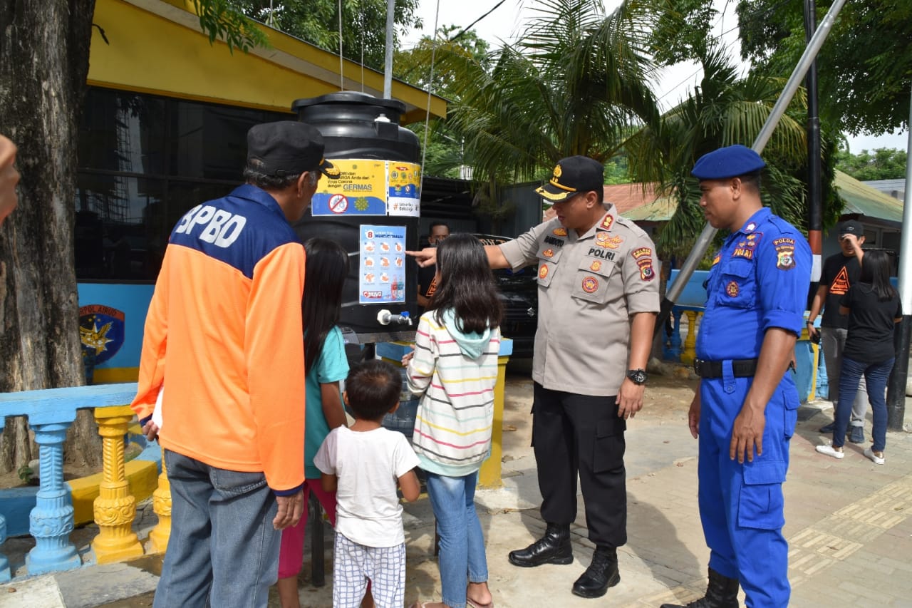 Pembuatan Instalasi Cuci Tangan Umum oleh Polres Mabar, BPBD dan Pelita Mabar