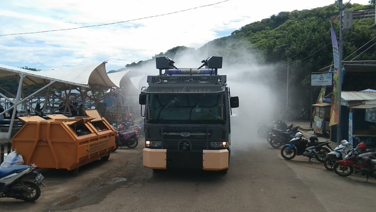 Polres Mabar Gunakan Mobil Armoured Water Canon Semprotkan Disinfektan