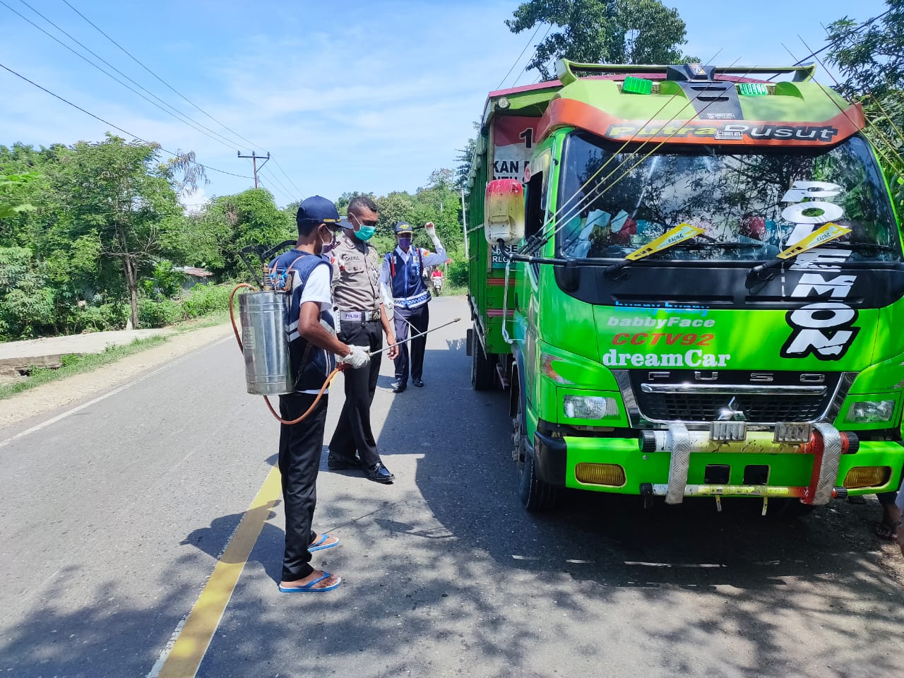 Melintas di Manggarai Barat, Bus dan MPU Disemprot Desinfektan