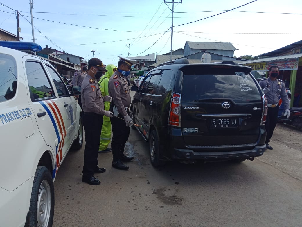 Hari Pertama Ops Keselamatan, Sat Lantas Polres Mabar Semprot Cairan Disinfektan Dan Bagi Masker