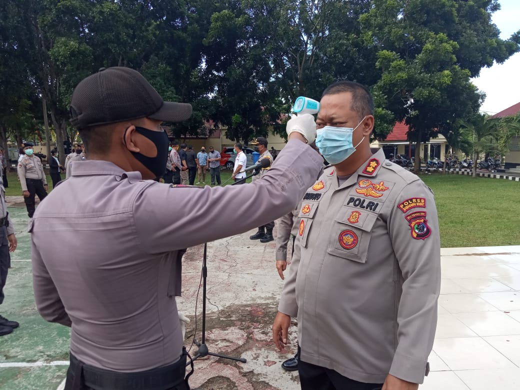 Polres Mabar Cek Suhu Tubuh Anggota Cegah Virus Corona