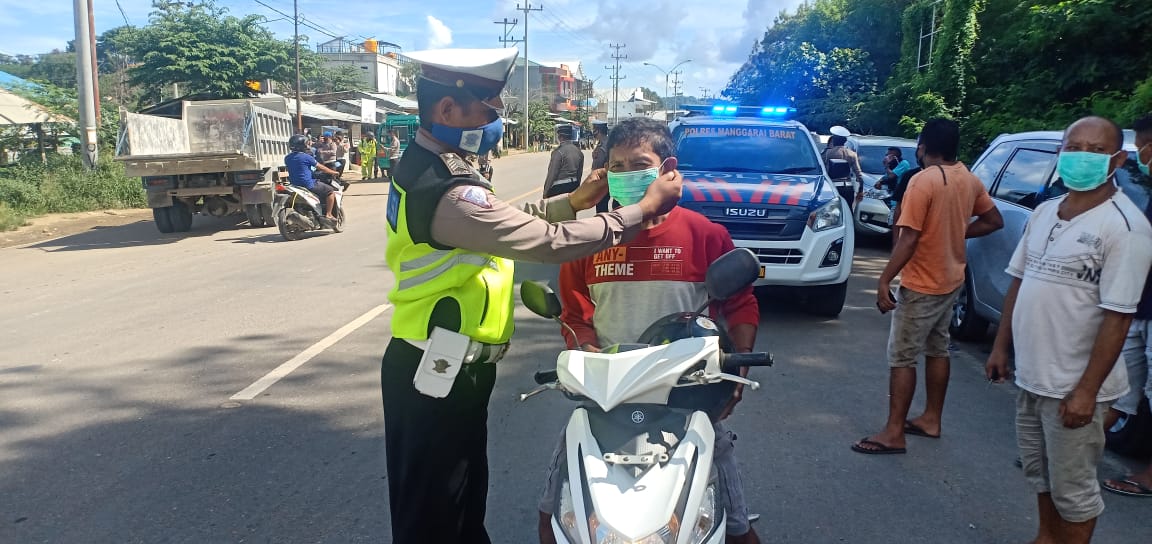 Satlantas Polres Mabar Ajak Pengendara Motor Gunakan Masker