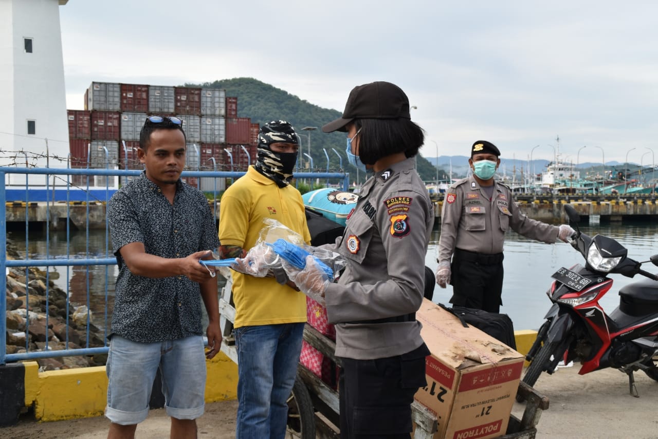 Cegah Virus Corona, Polwan Bagikan 500 Masker di Pelabuhan Pelni Labuan Bajo