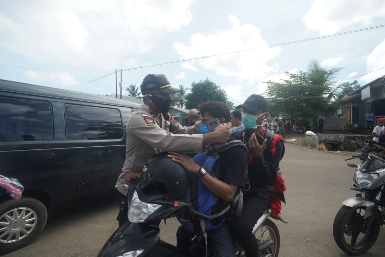 Hadapi Serangan Corona, Polsek Komodo Bagikan Ribuan Masker Untuk Masyarakat
