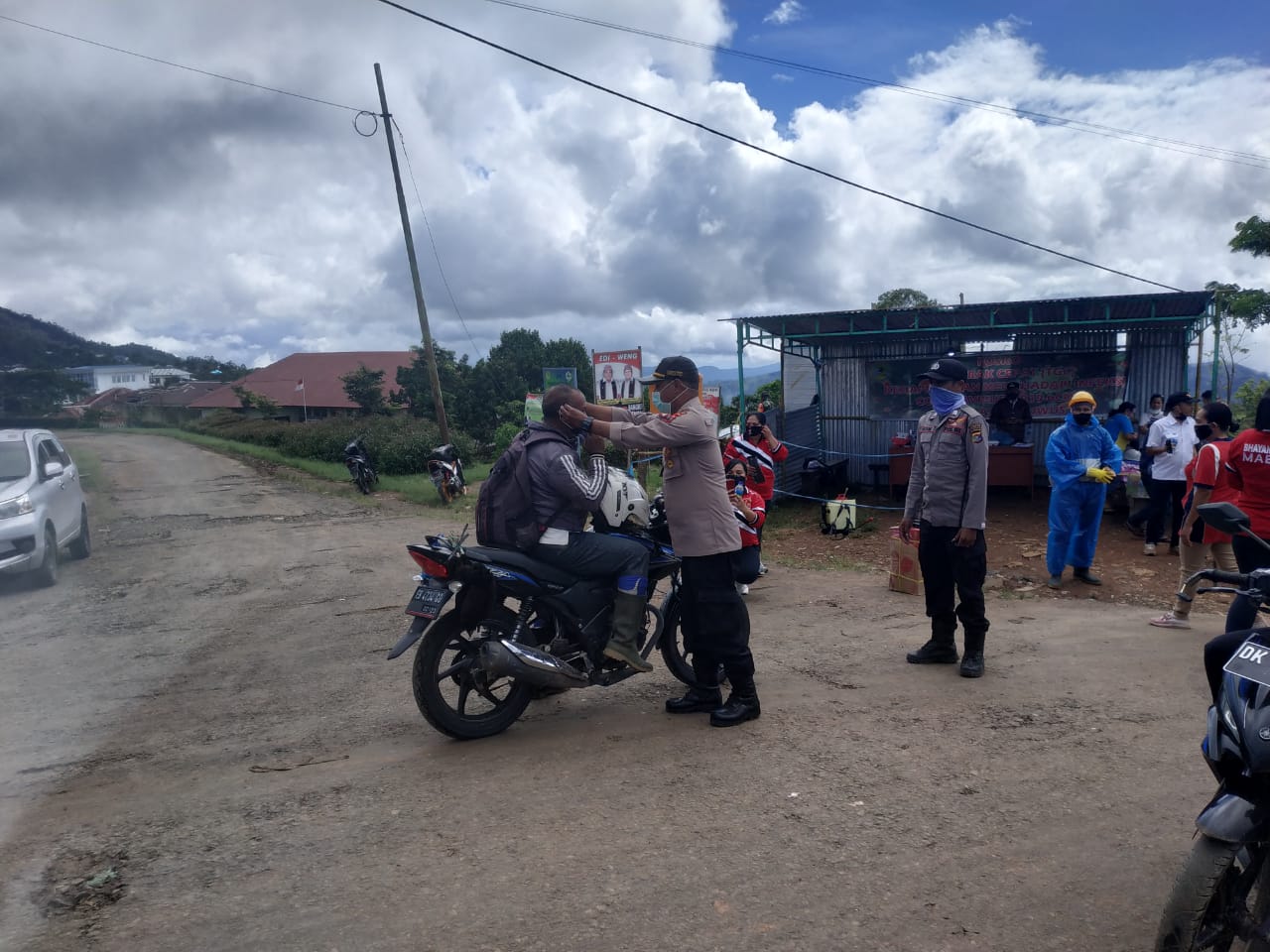 Polsek Kuwus Bersama Bhayangkari Bagikan Masker ke Warga Antisipasi Penyebaran Covid-19