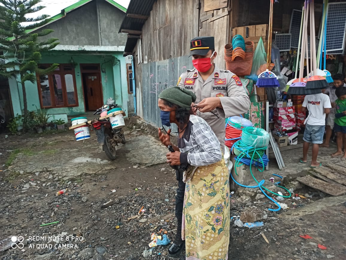 Polsek Lembor Bersama Bhayangakari Bantu Sembako dan Masker Kepada Warga