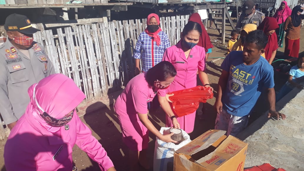 Di Tengah Situasi Wabah COVID-19, Kapolsek Macang Pacar Bersama Bhayangkari Bagi – Bagi Masker Dan Sembako