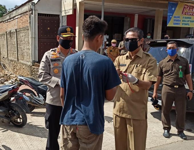 Forkompimda Mabar Bagikan Masker Guna Cegah Covid-19