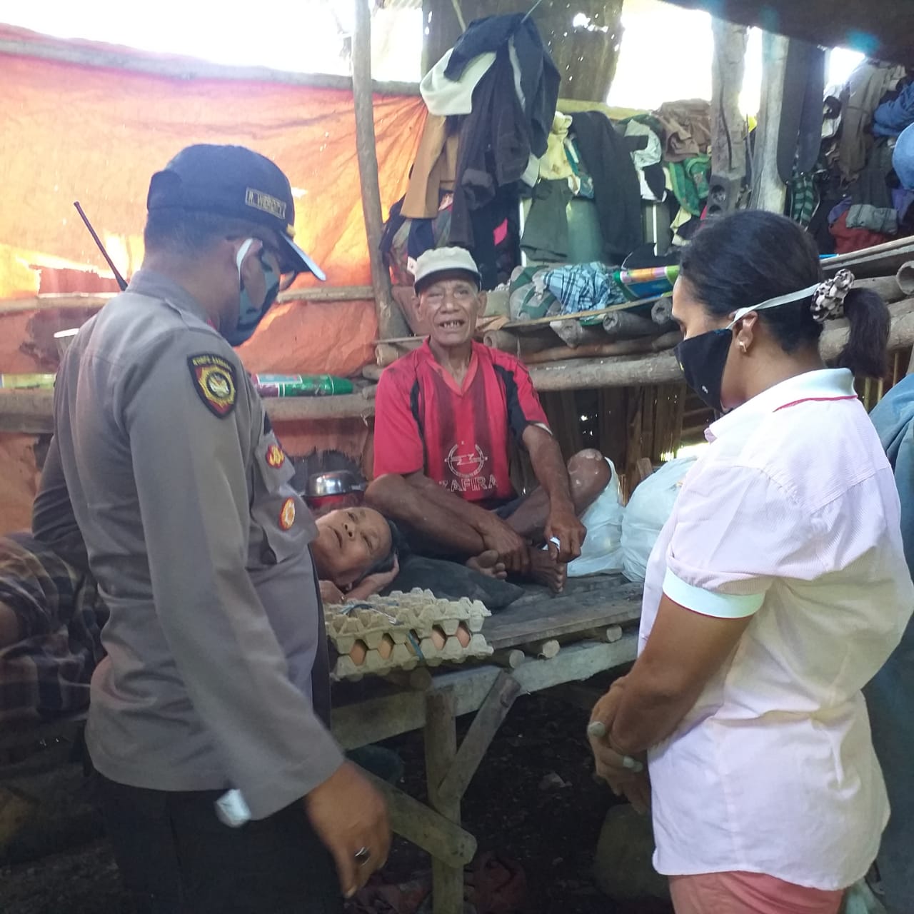 Peduli Dampak Covid-19, Kapolsek Komodo dan Personil Bantu Warga Kurang Mampu dengan Sembako